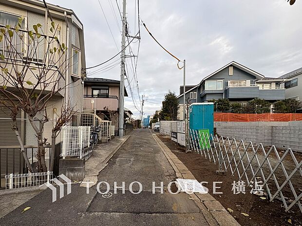 子育て環境、生活利便に優れた住環境に立地し、ゆとりある生活が送れます。（2025年12月撮影）