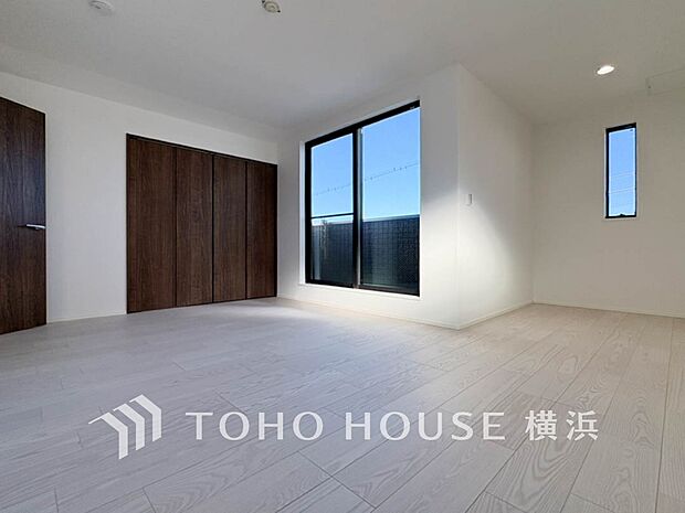 心地よい光と風があふれています。プライベートな自分時間を快適に過ごせるお部屋。