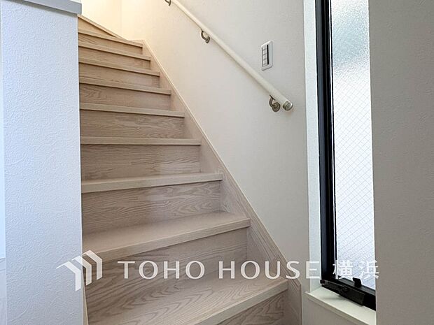 各フロアを結ぶ階段。集いの空間と一人の時間を楽しむプライベートルームをバランスよく繋いでいます。