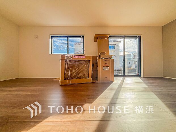 明るく開放的な空間が広がるLDK。室内には豊かな陽光が注ぎ込み、爽やかな住空間を演出。