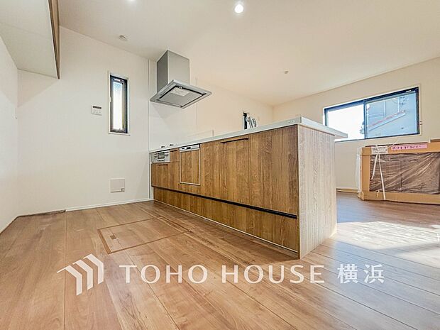 機能性とデザイン性を兼ね備えたシステムキッチン。リビングとの一体感も考慮され、美しい空間が実現。