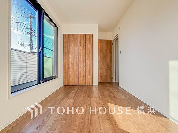 一日の疲れをいやしてくれる寝室。時を忘れて過ごす場所として過ごせるお部屋。