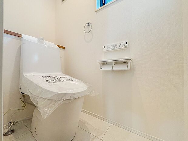 換気と明るさに配慮した、清潔感溢れるトイレ。落ち着いた空間で安らぎのひとときをお過ごしいただけます。