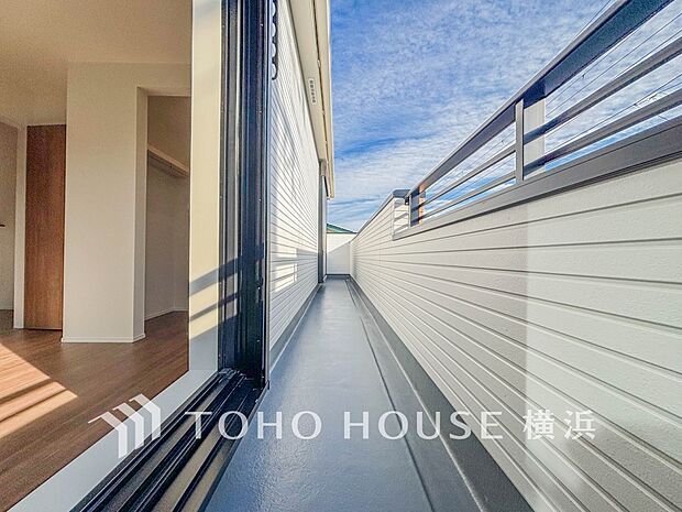 心地よい陽射しや暖かな風を楽しむことが出来るバルコニー。