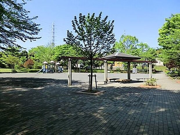 あかね台鍛治谷公園　1000m　開放的な広場があり、子ども達が思いっきり走り回ることのできそうな公園。 