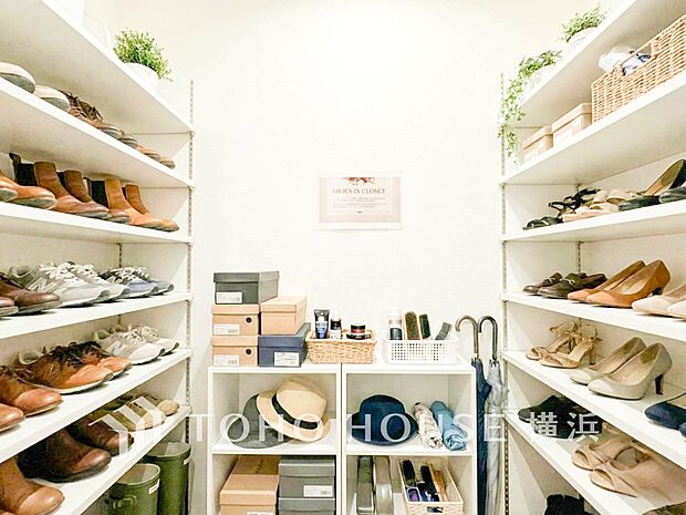 シューズインクローゼット完備でたくさんの靴をしっかり収納。（装飾品等はAI加工です）