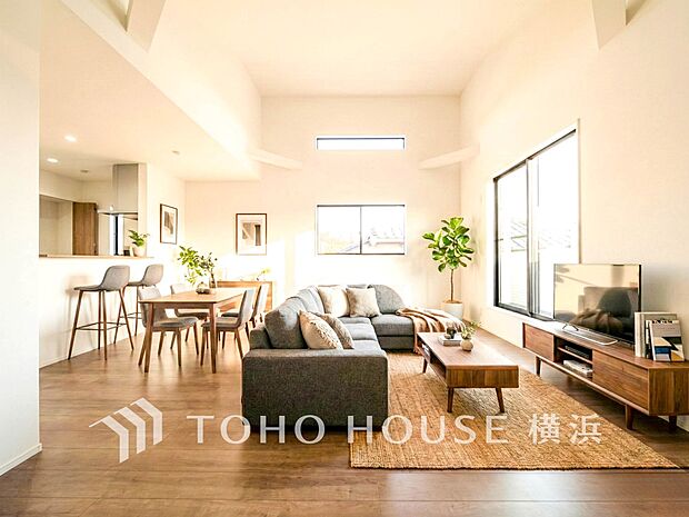 寛ぎとコミュニケーションを育む居心地のよい場所。（家具・装飾品はAI加工です）