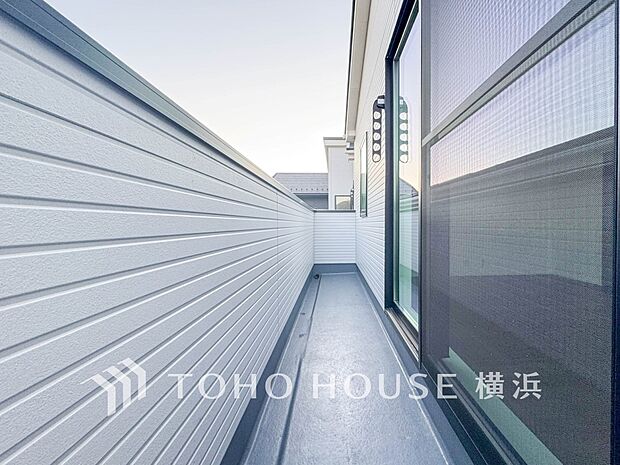 心地よい陽射しや暖かな風を楽しむことが出来るバルコニー。