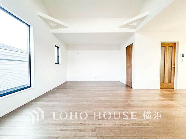 豊かな光が照らすこの場所は、たわいもない会話を楽しみ、ゆったりとした時間を過ごす場所。