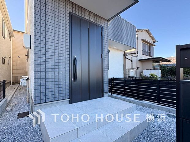 お住まいの顔となる玄関。住まう方のプライドを満たすクオリティを備えています。