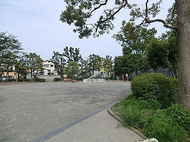 勧永公園 350m 横浜横須賀道路沿いの緑豊かで静かな公園。遊具のある広場と、散策路のような公園の2つに分かれています。