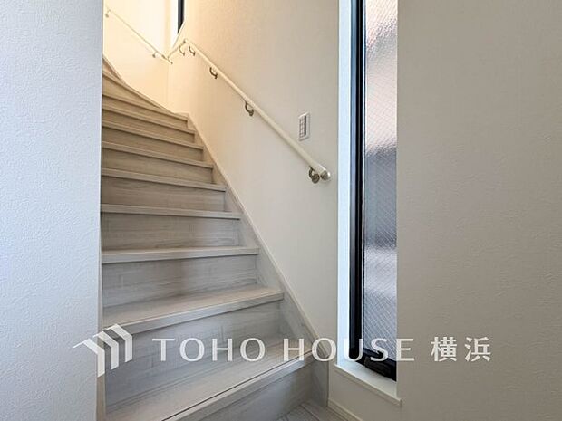 各フロアを結ぶ階段。集いの空間と一人の時間を楽しむプライベートルームをバランスよく繋いでいます。