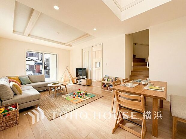 大きな窓から明るい陽射しが射し込む家族みんなの憩いの場。（家具・装飾品はAI加工です）