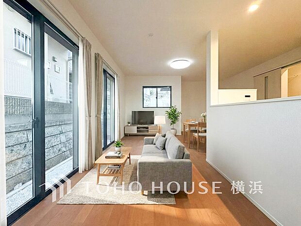 寛ぎとコミュニケーションを育む居心地のよい場所。(家具・装飾品はAI加工です)