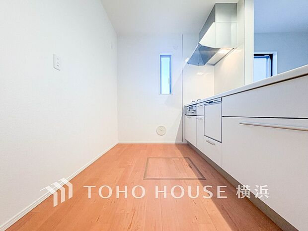 明るい自然光が入るキッチン。家族そろってキッチンに立っても調理がしやすく余裕の広さ。