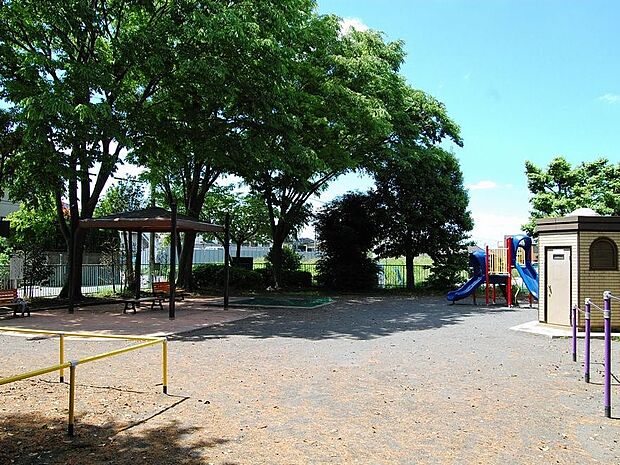 榎が丘第三公園 　140m　緑に囲まれ落ち着いた雰囲気。 