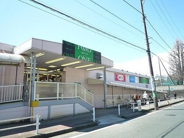 フードワン田奈店 700m 毎日の食卓を彩る食料品が品揃え豊富に揃います。2階にDAISOを併設しています。