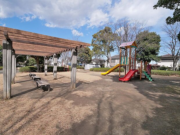 西洗公園　450m　緑に囲まれた公園。子供が喜んで遊べる遊具があります。 