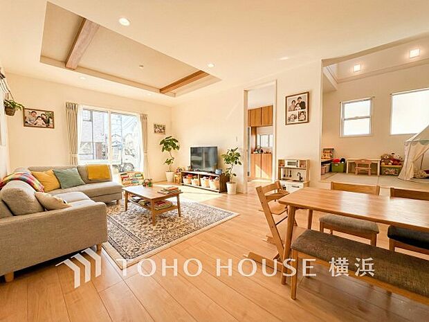 大きな窓から明るい陽射しが射し込む家族みんなの憩いの場。（家具・装飾品はAI加工です）