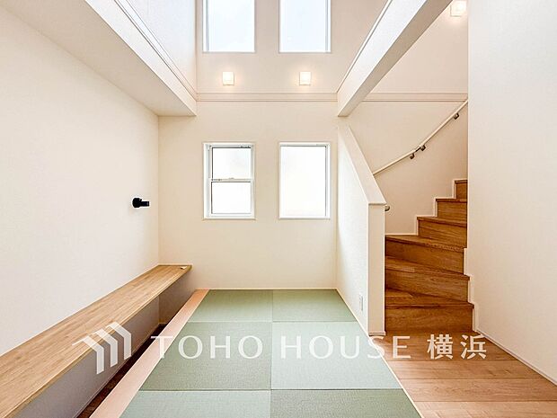 各フロアを結ぶ階段。集いの空間と一人の時間を楽しむプライベートルームをバランスよく繋いでいます。