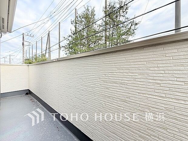 心地よい陽射しや暖かな風を楽しむことが出来るバルコニー。