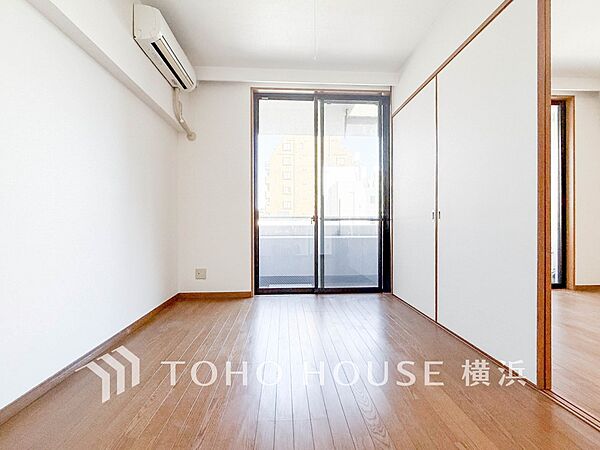 一日の疲れをいやしてくれる寝室。時を忘れて過ごす場所として過ごせるお部屋。