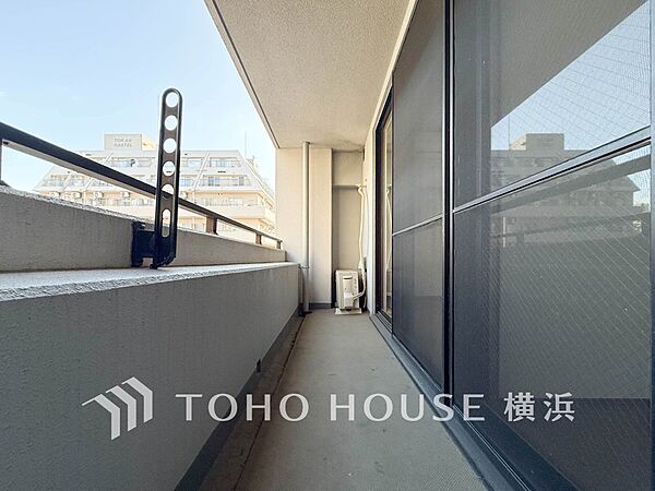 休日にまとめてお洗濯される方も安心のバルコニー。