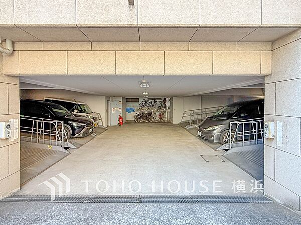敷地内駐車場（空き状況はお問い合わせください）。