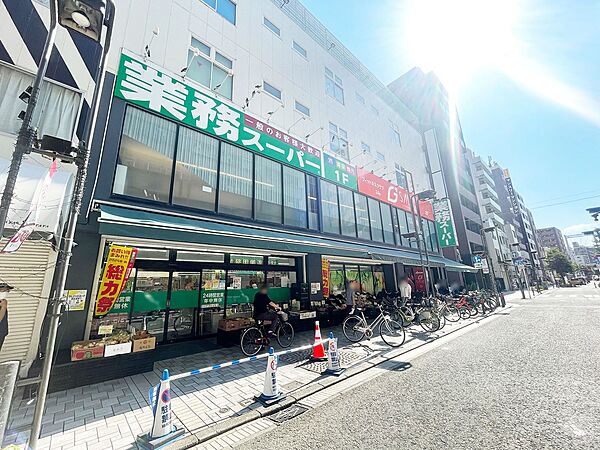 業務スーパー伊勢佐木モール店　110m　プロの方はもちろん一般の方もお買物できます。お手頃価格で食料品が買える主婦の強い味方のスーパー。