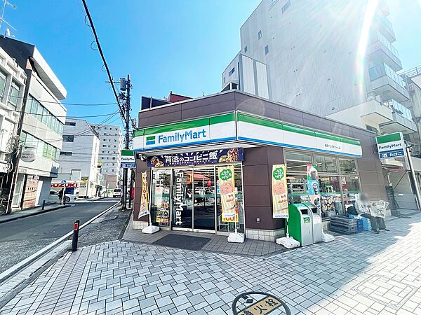 ファミリーマート横浜イセザキモール店　160m　ちょっとしたお買い物や支払い、宅急便の発送などに便利なコンビニエンスストア。近くにあると助かります。