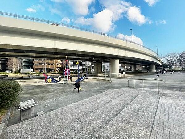 阪東橋公園　550m　高速道路のランプが日陰の役割も果たしてくれる。顔の形のマンホールベンチがある公園。