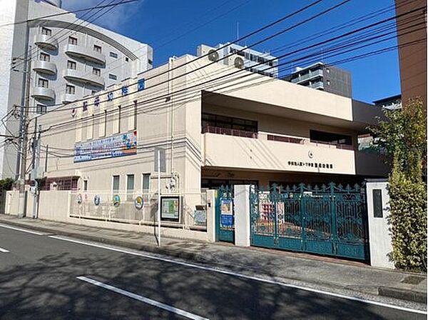 聖母幼稚園　350m　キリスト教に基づいた教育を行っています。日本の伝統行事もそれぞれに工夫をして取り入れています。