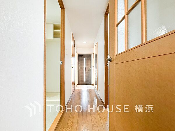 清潔感漂う廊下。各お部屋をつなぐ主要空間として美しく存在しています。