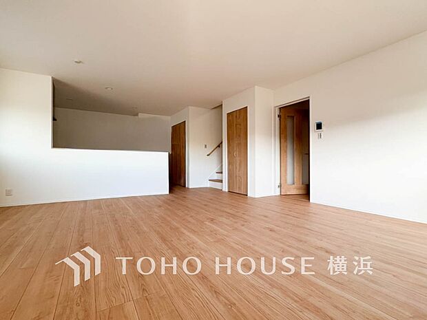 忙しい朝でも、しっかり家族が揃って食事をして頂けるゆとりある大きさのダイニングスペース。