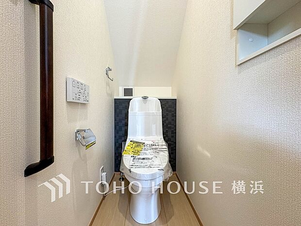 清潔感溢れるトイレ。落ち着いた空間で安らぎのひとときをお過ごしいただけます。