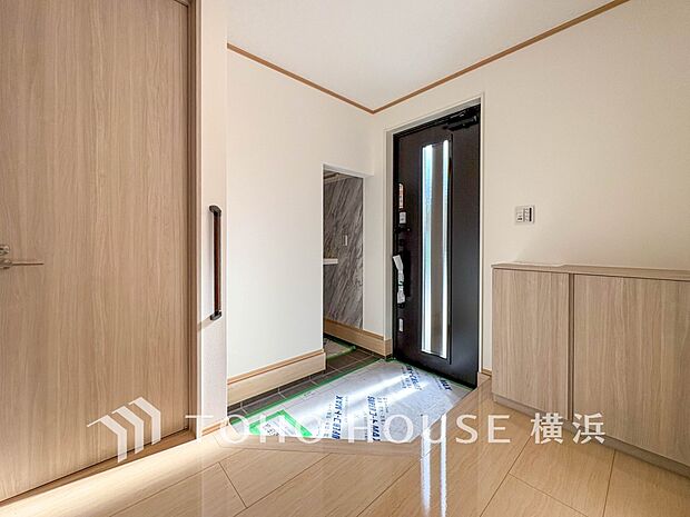 上質感漂う玄関と廊下。居住者の帰り、訪れる方を優しく迎えてくれます。