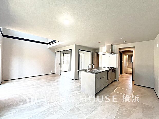 明るく開放的な空間が広がるLDK。室内には豊かな陽光が注ぎ込み、爽やかな住空間を演出。