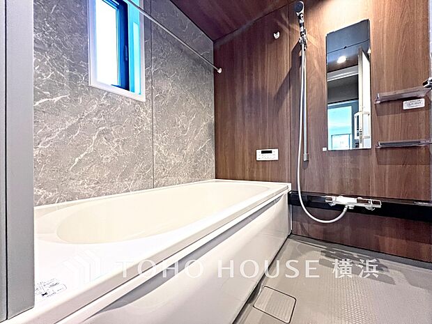 すっきりとした清潔感が感じられ、心身をリフレッシュできる寛ぎを深めてくれるスペースです。