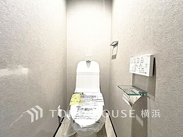 換気と明るさに配慮した、清潔感溢れるトイレ。落ち着いた空間で安らぎのひとときをお過ごしいただけます。