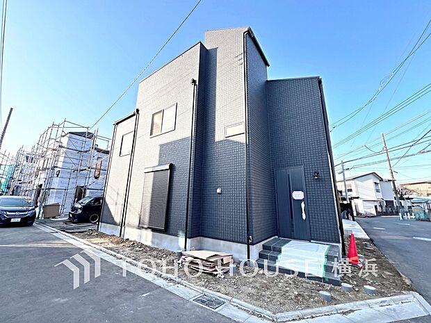 住む人を映し出す洗練された佇まいは、いつまでも輝き続けながらいつしか街の風景に溶け込んでいきます。