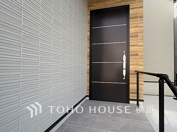 お住まいの顔となる玄関。住まう方のプライドを満たすクオリティを備えています。