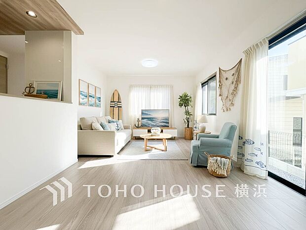 寛ぎとコミュニケーションを育む居心地のよい場所。（家具・装飾品はAI加工です）