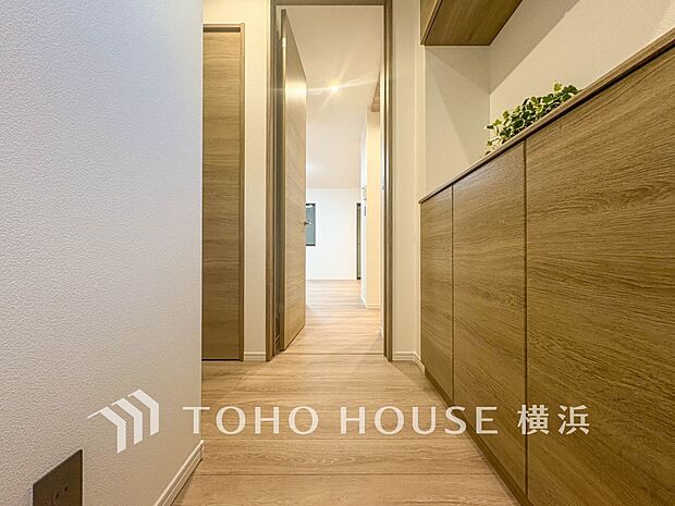上質感漂う玄関と廊下。居住者の帰り、訪れる方を優しく迎えてくれます。