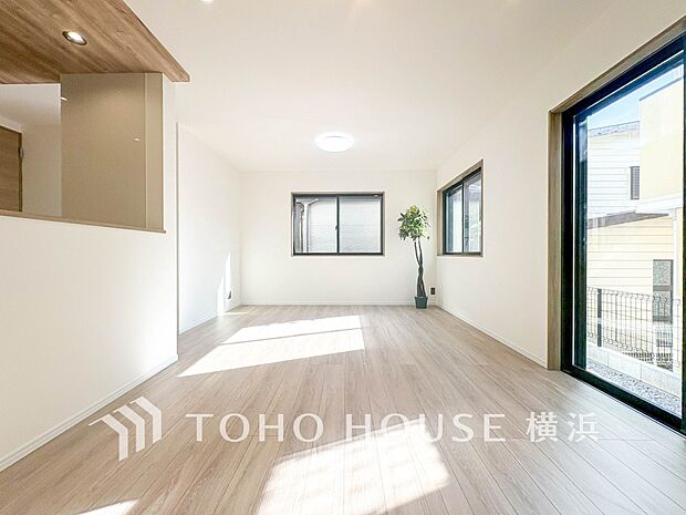 光と風があふれる開放的なリビングダイニングには自然と家族みんなが集まってきます。