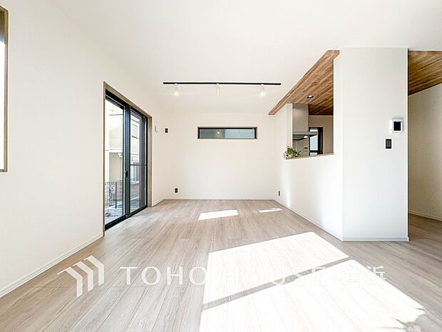 忙しい朝でも、しっかり家族が揃って食事をして頂けるゆとりある大きさのダイニングスペース。