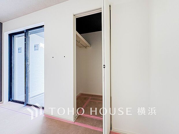 季節物の衣類もスッキリ収納できるウォークインクロゼット。