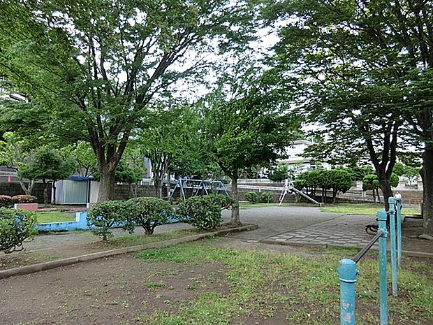 御幣下公園 10m 北側は砂地の広場ですべり台、ブランコがあり、南側には砂場や鉄棒があります。夏場も日陰が沢山あります。