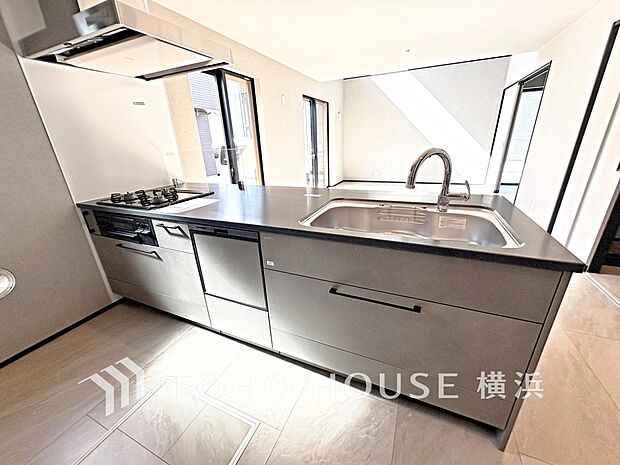 機能性とデザイン性を兼ね備えたシステムキッチン。リビングとの一体感も考慮され、美しい空間が実現。