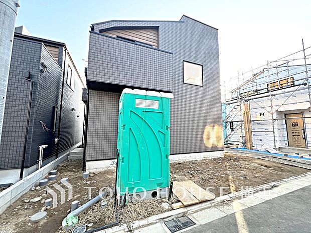 住む人を映し出す洗練された佇まいは、いつまでも輝き続けながらいつしか街の風景に溶け込んでいきます。