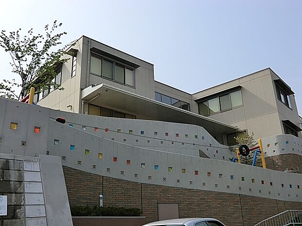 認定こども園大場白ゆり幼稚園 550m アットホームな雰囲気で1人1人を大切にする保育を行っています。姉妹園で作った温かい給食が食べられます